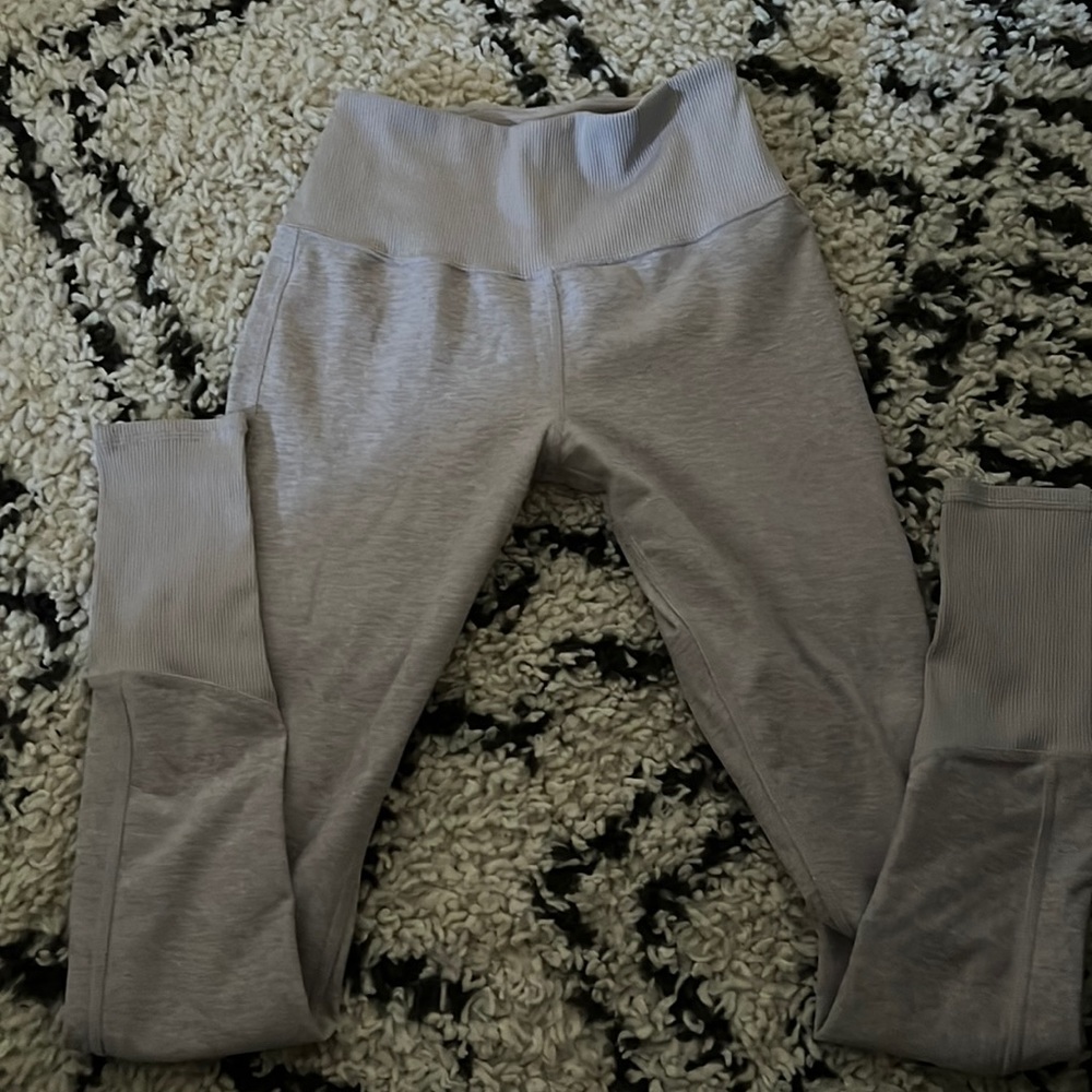 Light lilac Alo soft yoga lounge leggings. Gently worn. Small. Slight pilling